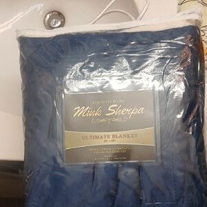 Plush Blanket in Navy